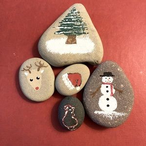 HAND PAINTED STONES. (Christmas theme) 🌲
